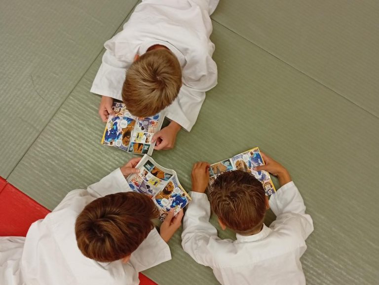 Lecture de mangas pour les élèves de l'atelier judo