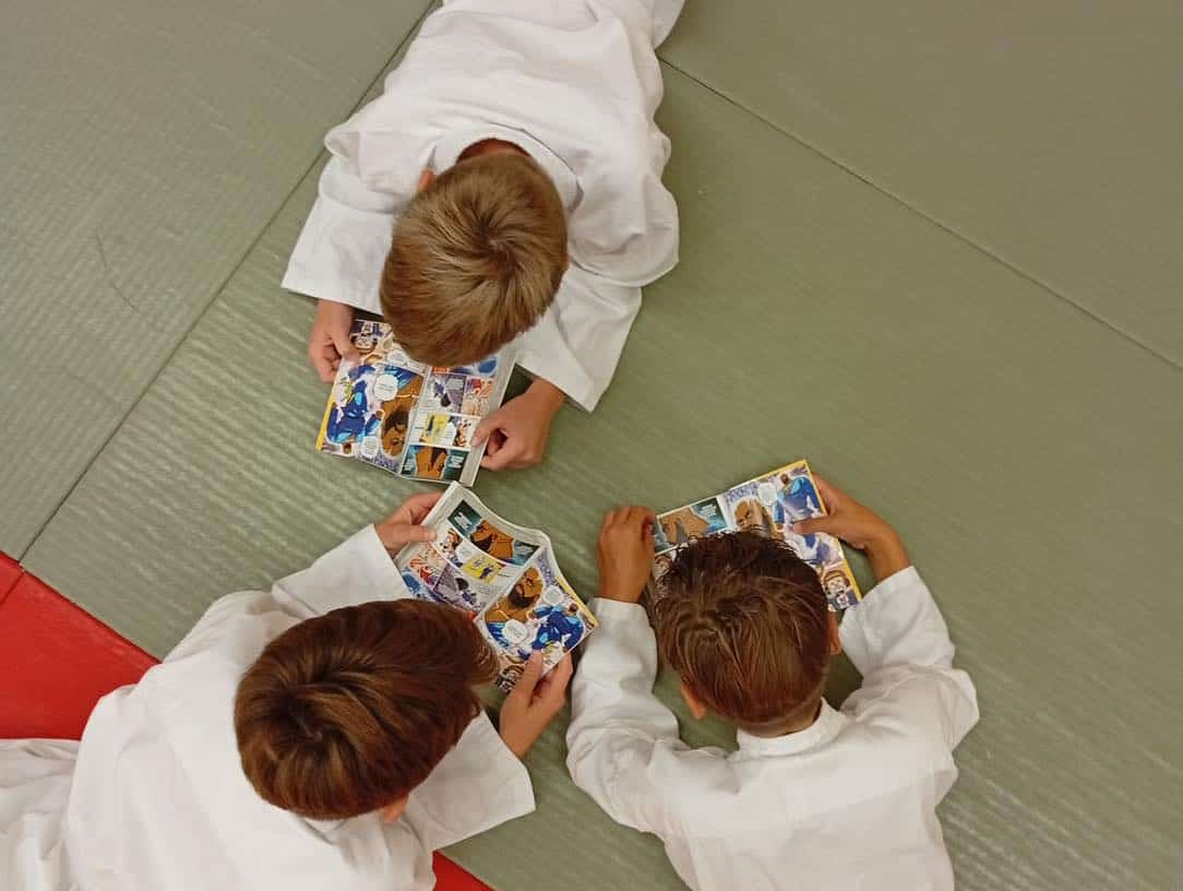 Lecture de mangas pour les élèves de l'atelier judo